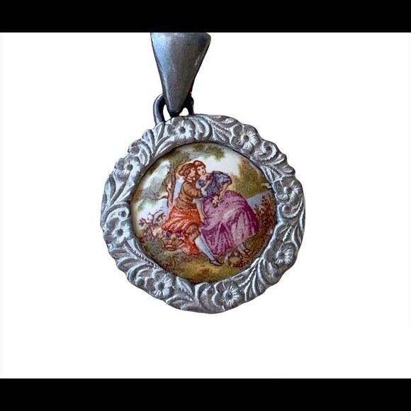 Vtg LARGE courting lovers transferwear pewter pendant-ROMANTIC LOVERS 2" X 1.5" - Picture 3 of 8